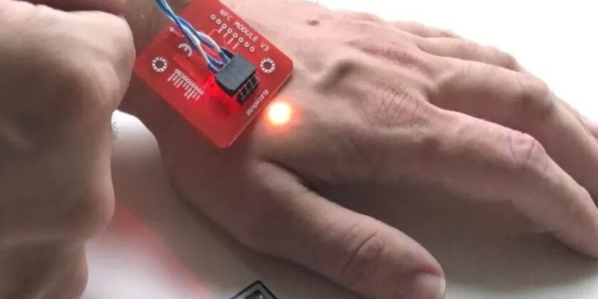 Los implantes de microchip que te permiten pagar con la mano